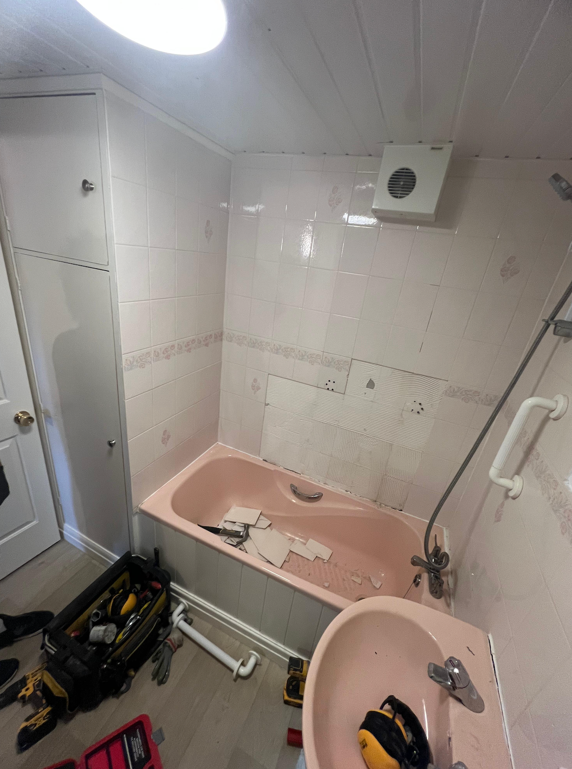 Bathroom before renovation photo 1