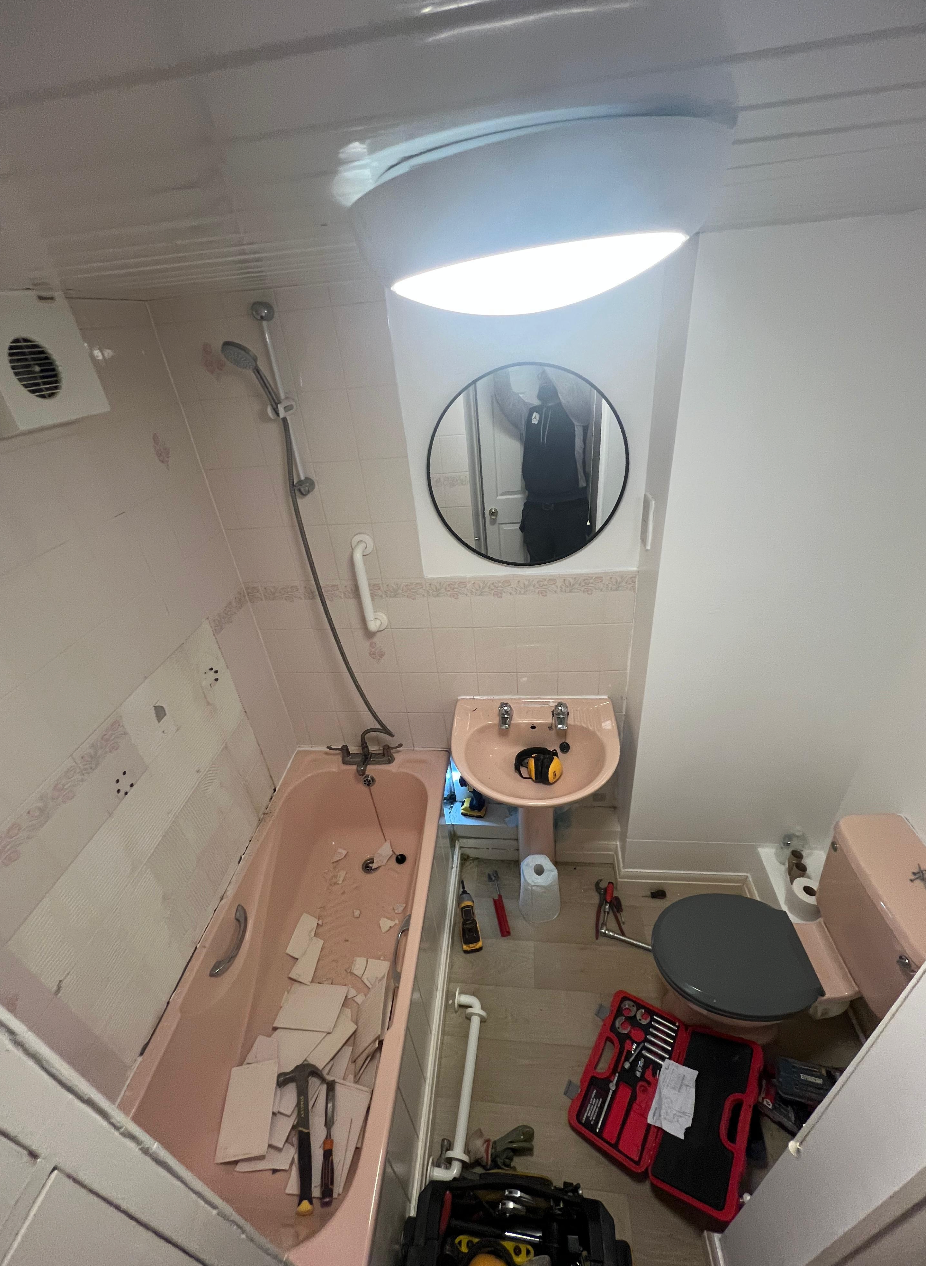 Bathroom before renovation photo 2