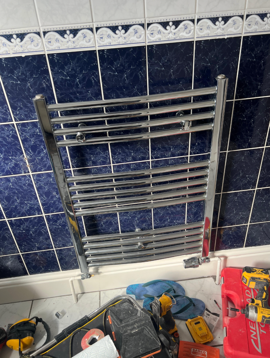 Bathroom before renovation photo 2