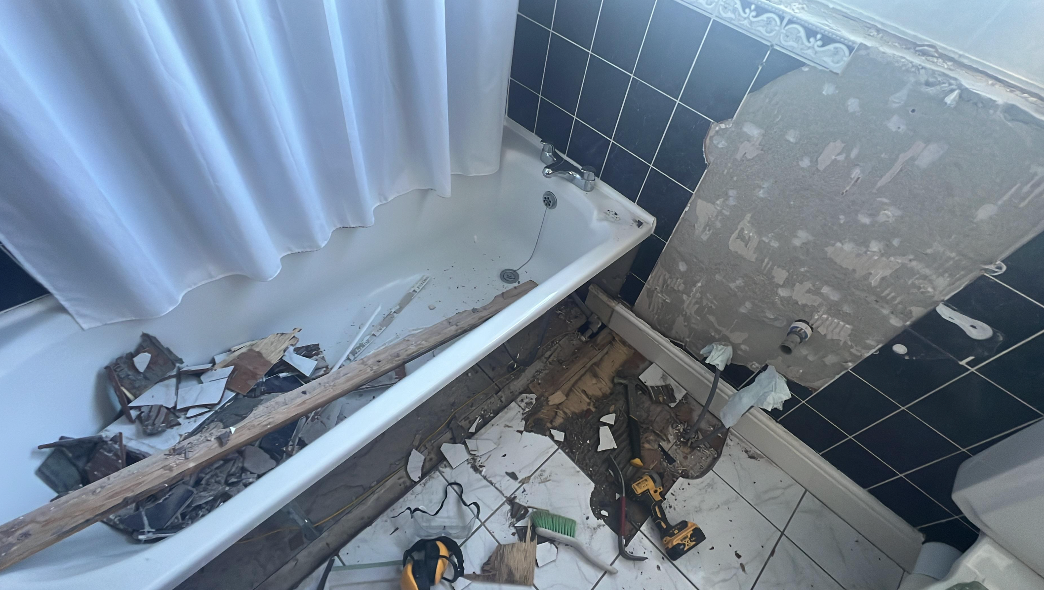 Bathroom before renovation photo 1